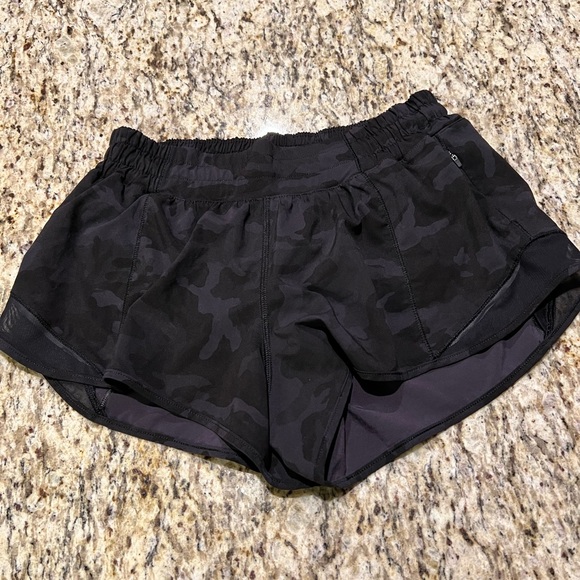 Lululemon Hotty Hot Short II *2.5" - Incognito Camo Multi Grey / Black - Picture 4 of 9